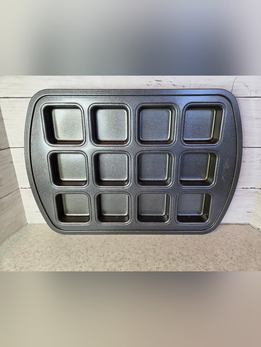 Pampered Chef Brownie Pan 12 Well Square Edge Corner Brownies 11x16 Baking
